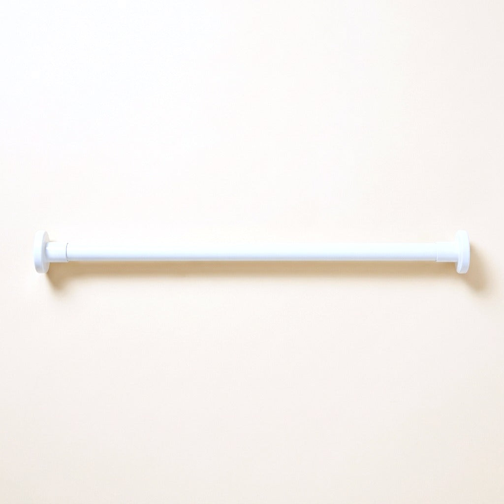 Tringle pour noren blanche extensible à embouts ronds sur fond neutre