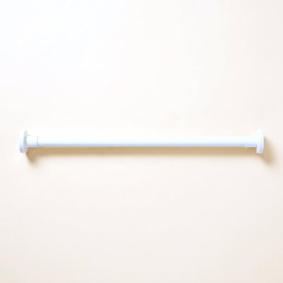 Tringle pour noren blanche extensible à embouts ronds sur fond neutre