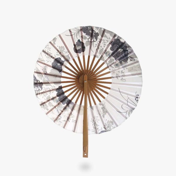 cet accessoire japonais est un uchiwa eventail. C'est une eventail rond avec une base en bois bambou et de la toile de satin. Cet eventail japonais est décoré avec des motifs floraux