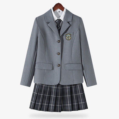 Uniforme cosplay d' etudiante japonaise composé d’une chemise blanche, une jupe plissée à carreaux et un blazer gris.