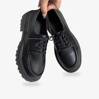 Chaussures noires adaptées à l’uniforme d’école japonais, complétant le style classique du sailor fuku porté par les étudiantes.