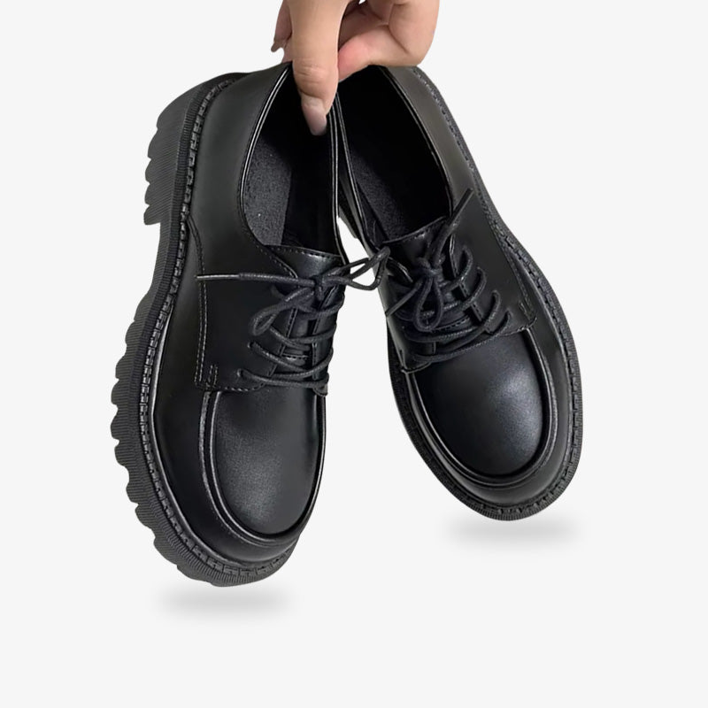 Chaussures noires adaptées à l’uniforme d’école japonais, complétant le style classique du sailor fuku porté par les étudiantes.