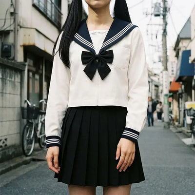 Uniforme Ecole Japon porté par un homme dans une pièce japonaise traditionnelle, vue de face