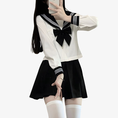 Une femme japonaise porte un sailor fuku, un uniforme scolaire traditionnel composé d’une chemise, d’une jupe et d’un ruban et de chaussettes japonaises hautes et de couleur blanche.