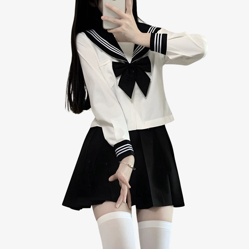 Une femme japonaise porte un sailor fuku, un uniforme scolaire traditionnel composé d’une chemise, d’une jupe et d’un ruban et de chaussettes japonaises hautes et de couleur blanche.
