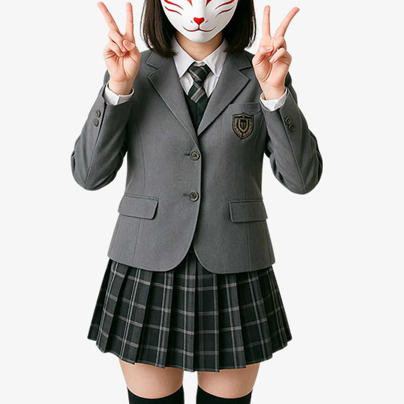 une fille est habillée avec un uniforme d etudiante du japon avec un blazer une cravatte a carreaux, une jupe plissée a carreaux et des chaussettes japonaise hautes de couleur noir