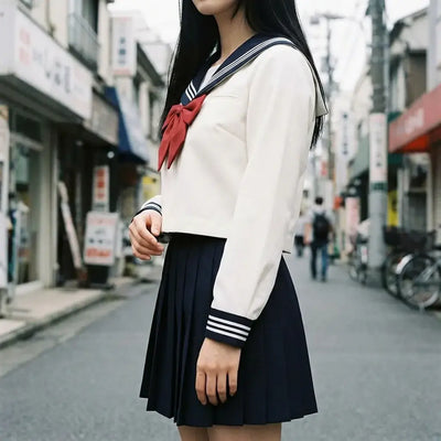 Uniforme Japonais Fille porté par un homme dans une pièce japonaise traditionnelle, vue de face