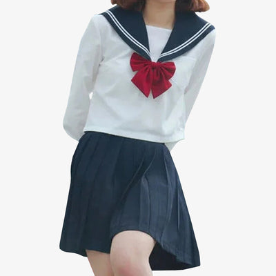 Une femme japonaise porte un sailor fuku, un uniforme japonais fille  avec un style traditionnel et scolaire composé d’une chemise, d’une jupe et d’un ruban.