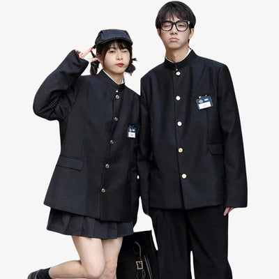 deux japonais sont habillés avec un Uniforme japonais homme appelé Gakuran, une veste noire inspirée des uniformes d’officier, avec des boutons dorés et une coupe élégante.
