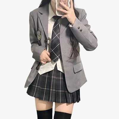 Uniforme japonais scolaire composé d’une chemise blanche, d’une jupe plissée à carreaux et d’une veste blazer japonaise, idéal pour une tenue académique ou un cosplay inspiré du Japon.