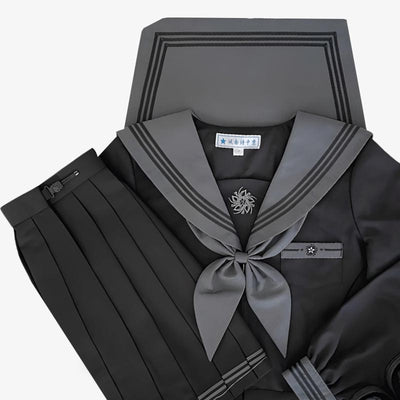 Uniforme sailor japonais noir et gris orné d'un ruban