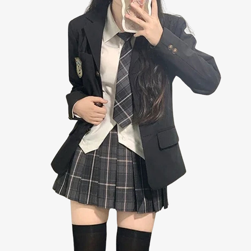 Uniforme scolaire japonais composé d’une chemise blanche, d’une jupe plissée à carreaux, d’une cravate assortie et d’une veste blazer japonaise, idéal pour un look d’étudiante traditionnelle.