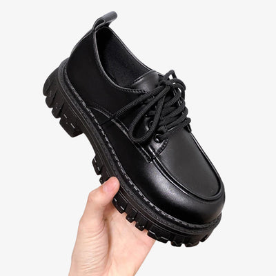 Chaussure noire d’uniforme scolaire japonais, associée au sailor fuku, une tenue portée par les étudiantes au Japon
