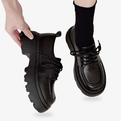 Chaussures noires pour uniforme scolaire japonais fille, conçues pour compléter l’élégance et la sobriété du sailor fuku traditionnel