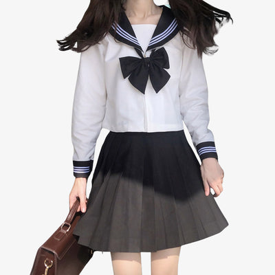 Uniforme scolaire japonais fille avec le style sailor fuku, un ensemble classique composé d’une blouse à col marin, d’une jupe et d’un ruban.