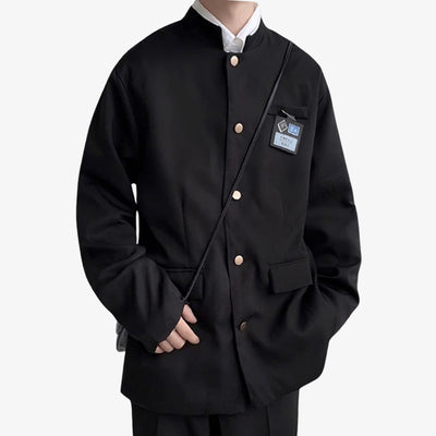 Uniforme scolaire japonais homme comprenant une veste Gakuran, une chemise blanche et un pantalon d’étudiant, fidèle à la tradition japonaise.