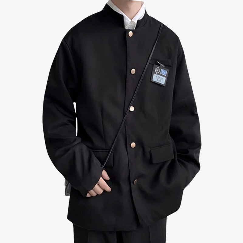 Uniforme scolaire japonais homme comprenant une veste Gakuran, une chemise blanche et un pantalon d’étudiant, fidèle à la tradition japonaise.