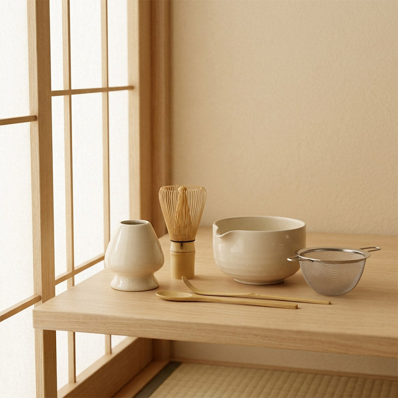 Ustensiles japonais pour le matcha sur une table en bois près d'une fenêtre shoji