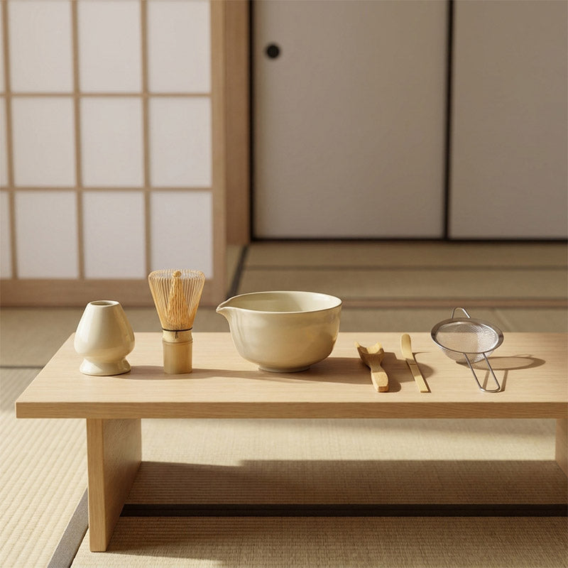 Ustensiles de préparation du thé sur une table en bois dans un intérieur japonais traditionnel