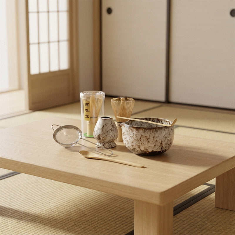 Ustensiles à thé japonais sur une table en bois dans une pièce traditionnelle washitsu