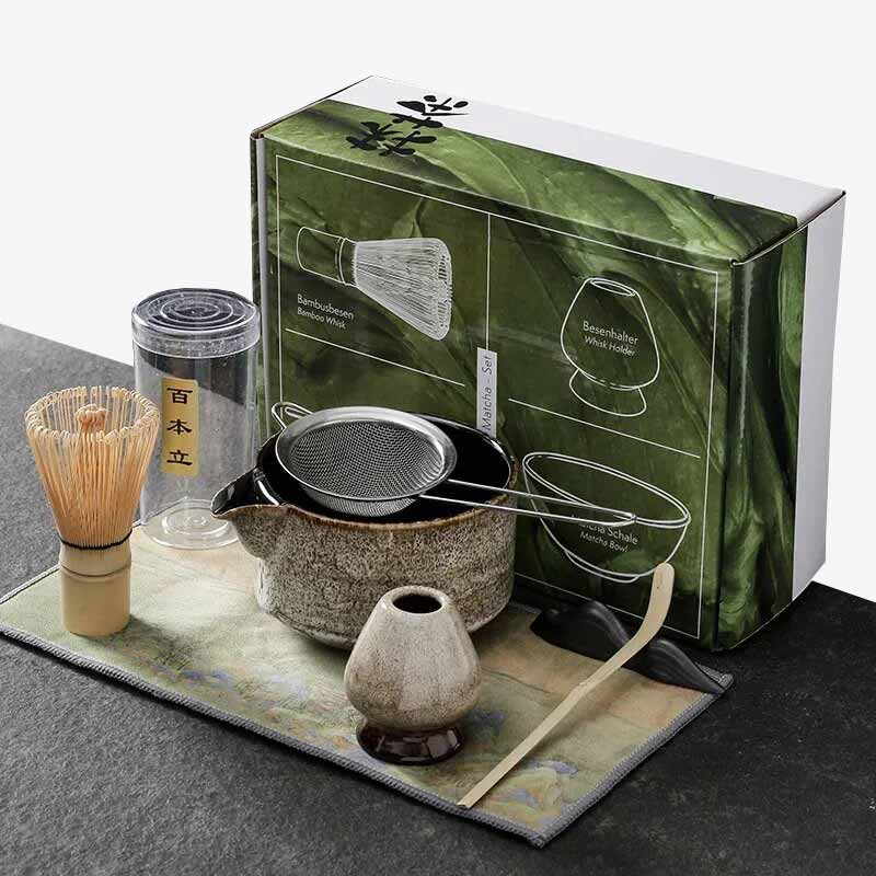 Les ustensiles the japonais qui contient un fouet chasen, un bol chawan, spatule chashaku, et le support a fouet en céramique