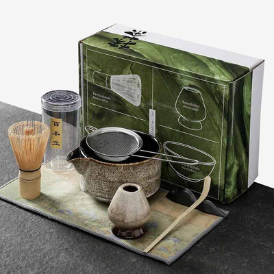 Les ustensiles the japonais qui contient un fouet chasen, un bol chawan, spatule chashaku, et le support a fouet en céramique