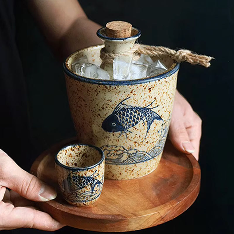 Vaisselle japonaise traditionnelle pour partager le saké entre amis