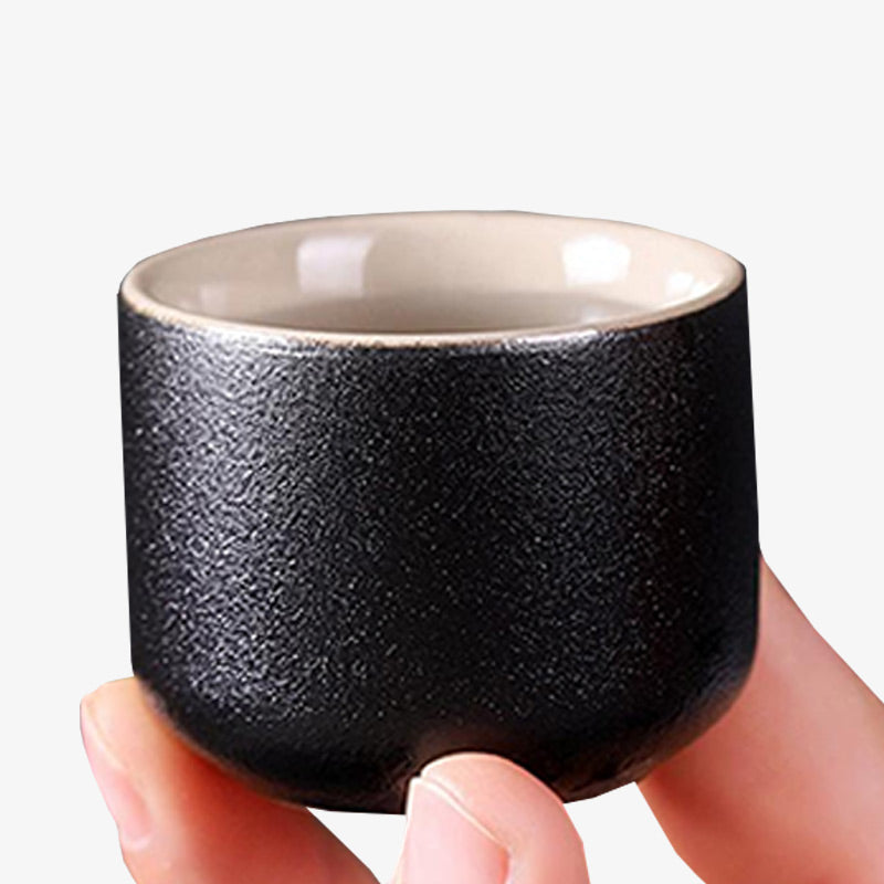 Verre à saké japonais artisanal, façonné selon des techniques traditionnelles pour une dégustation raffinée