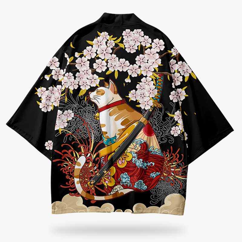 Cette veste haori kimono japonais est noire avec des motifs japonais traditionnels comme, le chat maneki neko, la fleur sakura et la fleure lyrocis radiata