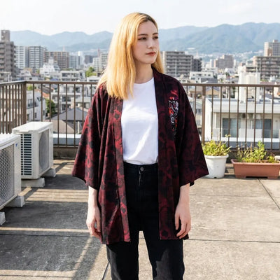 La veste armure loup pour femme portée ouverte, photographiée sur une terrasse en hauteur