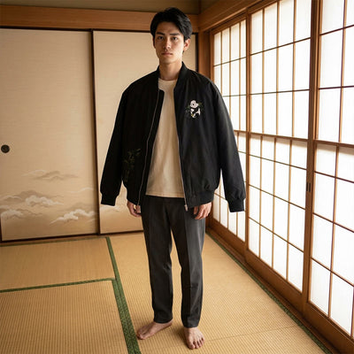 Homme dans une pièce traditionnelle japonaise avec tatamis portant une veste panda japonaise