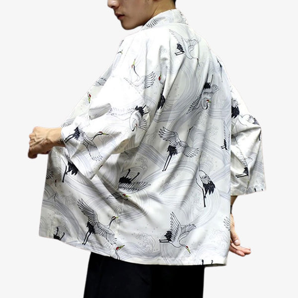 Un homme japonais est habillé avec une veste effet kimono mode imprimés avec des motifs japonais de grues