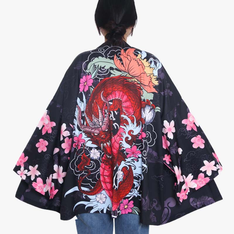 Une japonaise est habillée avec un veste haori dragon femme. Il y a aussi des motifs de fleurs de cerisiers Sakura imprimé sur le tissu du kimono femme