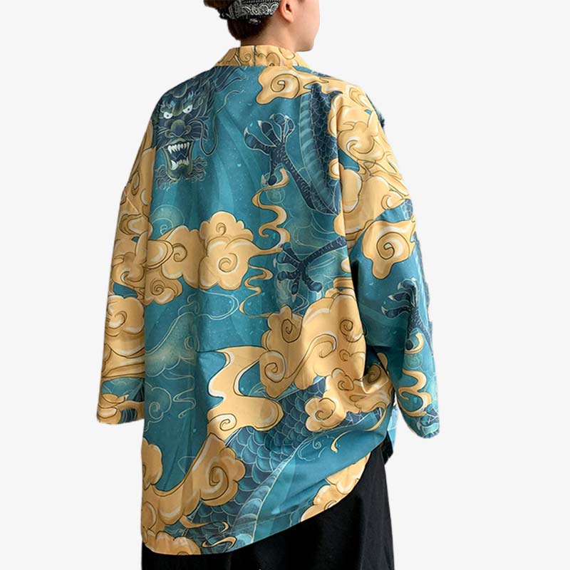 Un homme se tient debout et de dos en portant une veste haori harajuku avec des coloris de couleurs vives