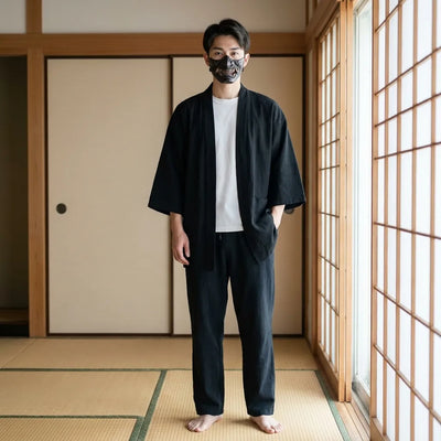 Veste haori noire pour homme portée de face