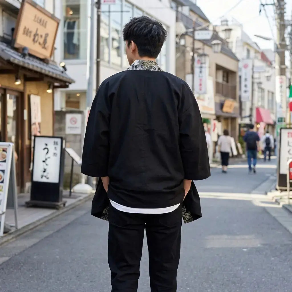 Veste Haori porté par un homme dans une pièce japonaise traditionnelle, vue de face