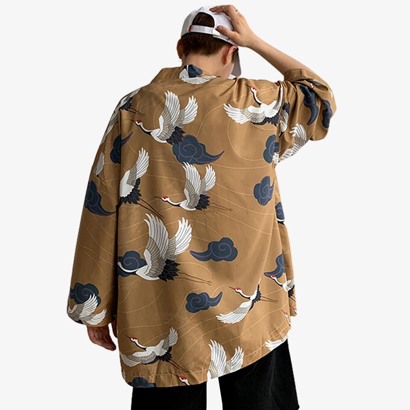 Un homme japonais est habillé avec une veste haori Yukata et une casquette blanche