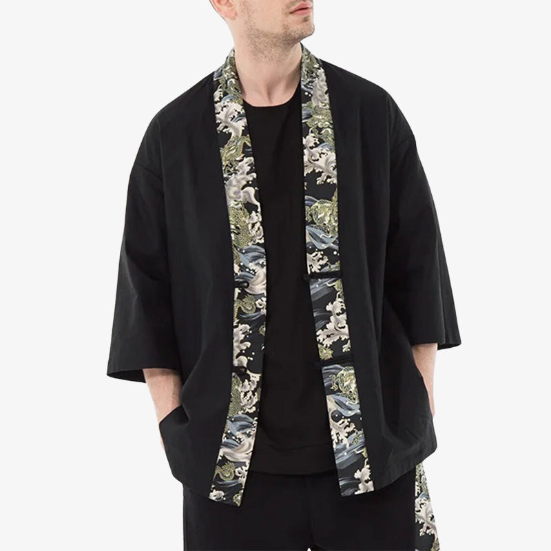 Ce kimono japonais est une veste haori de couleur noir. L'homme a les mains dans les poches et porte aussi un t-shirt noir