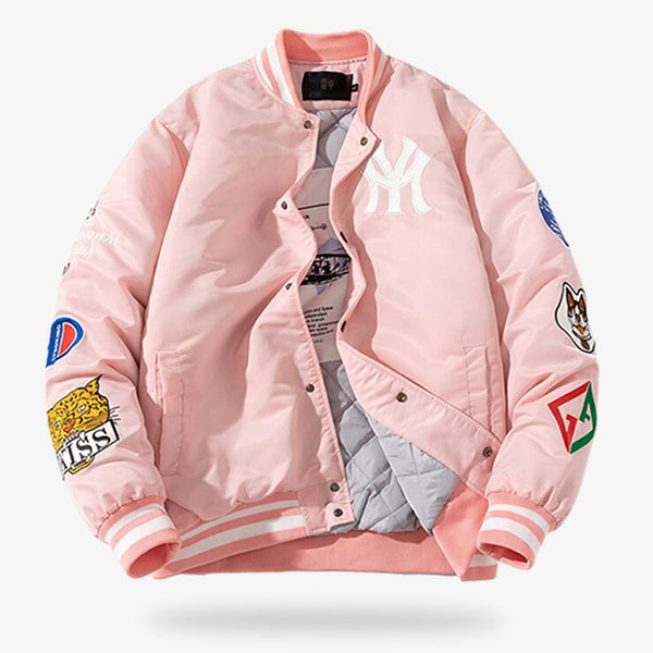 Une veste japonaise baseball de couleur rose avec une broderie de l'équipe de New Work et des patch brodés sur les manches du bomber japonais