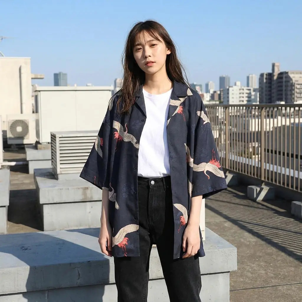 La veste japonaise bleu marine photographiée sur un toit-terrasse sous un ciel dégagé