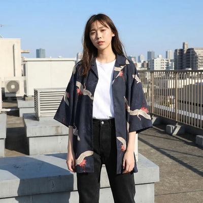 La veste japonaise bleu marine photographiée sur un toit-terrasse sous un ciel dégagé