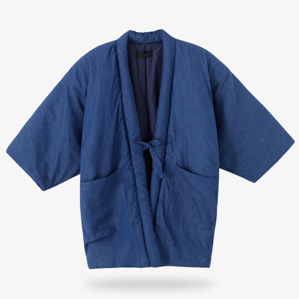 Cette veste japonaise hanten est matelassée. Le tissu du manteau kimono est de couleur bleu
