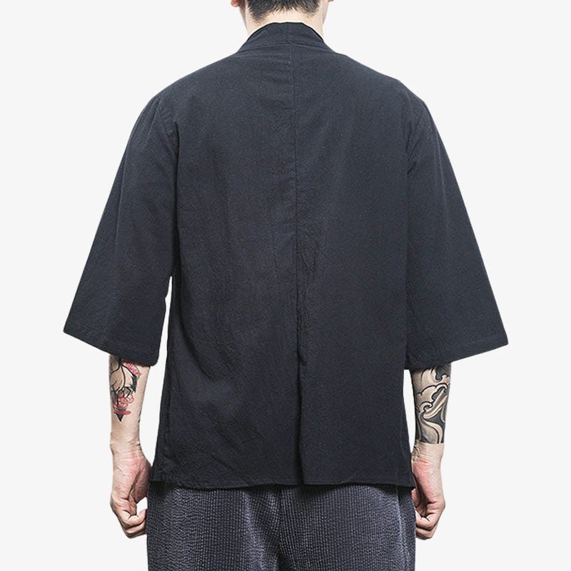 Cette veste japonaise haori cardigan est de couleur noire