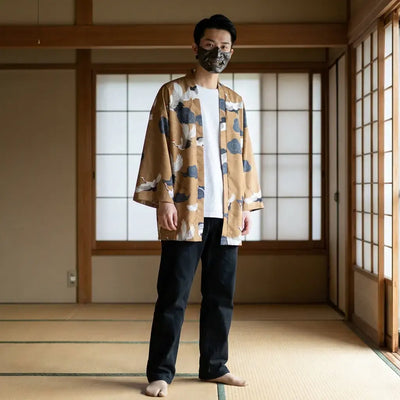 Haori Yukata porté par un homme dans une pièce japonaise traditionnelle, vue de face