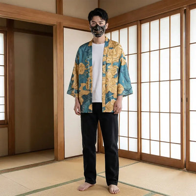 Haori Harajuku porté par un homme dans une pièce japonaise traditionnelle, vue de face
