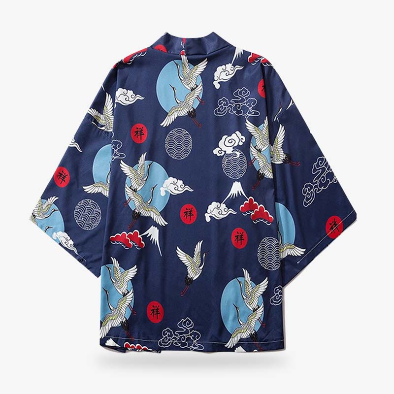 Veste japonaise imprimée de grues et de nuages, posée à plat