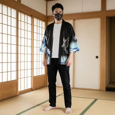 Kimono Veste Homme porté par un homme dans une pièce japonaise traditionnelle, vue de face