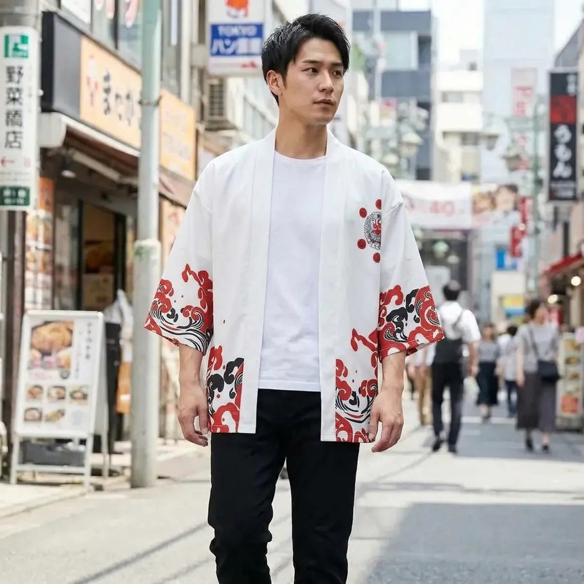 Veste style kimono homme blanche portée ouverte sur un t-shirt blanc dans une rue commerçante de Tokyo