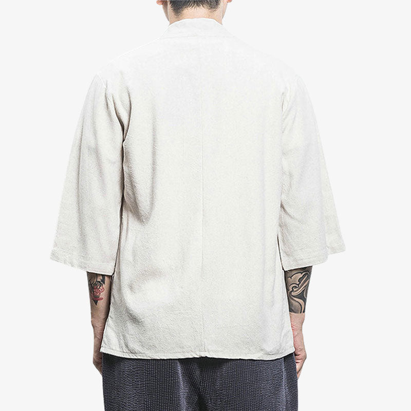 Un homme de dos est habillé avec une veste kimono cardigan blanc. C'est une vétement japonais traditionnel pour homme qui se porte par dessus un t-shirt, un kimono ou un yukata