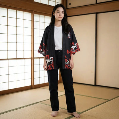 Kimono Ete Homme porté par une femme dans une pièce japonaise traditionnelle